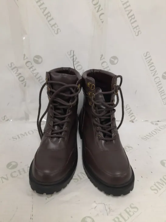 BOXED PAIR OF BEN DE LISI HIKER LEATHER BOOTS IN BROWN SIZE 5