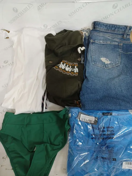 BOX OF APPROXIMATELY 22 ASSORTED CLOTHING ITEMS TO INCLUDE - JEANS , TROUSERS , TOP ETC