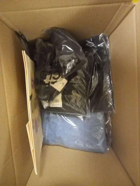 BOX OF APPROXIMATELY 15 ASSORTED HOUSEHOLD/CLOTHING ITEMS TO INCLUDE METAL CUPS, JEANS, SHIRTS ETC