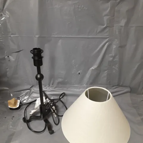 BOXED FARMHOUSE TABLE LAMP