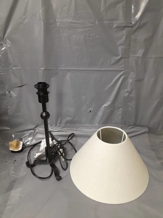 BOXED FARMHOUSE TABLE LAMP