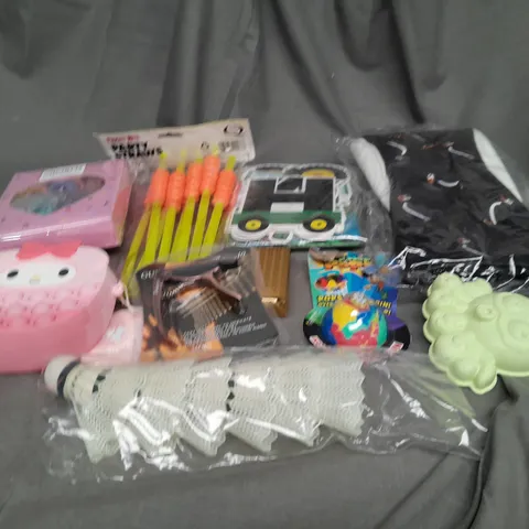 APPROXIMATELY 10 ASSORTED TOYS AND GAMES TO INCLUDE POPPET BAG, SHUTTLECOCKS AND GUITAR CAPO