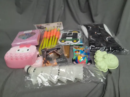 APPROXIMATELY 10 ASSORTED TOYS AND GAMES TO INCLUDE POPPET BAG, SHUTTLECOCKS AND GUITAR CAPO