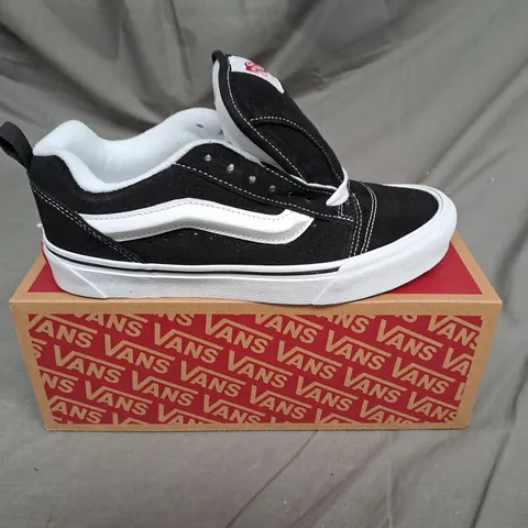 BOXED VANS KNU SKOOL SHOES IN BLACK/TRUE WHITE SIZE 6.5