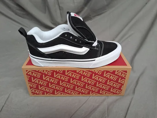 BOXED VANS KNU SKOOL SHOES IN BLACK/TRUE WHITE SIZE 6.5