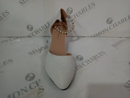 BOXED PAIR OF SHANGDI FASHION CLOSED TOE LOW BLOCK HEELS IN WHITE W. GLITTER EFFECT EU SIZE 40