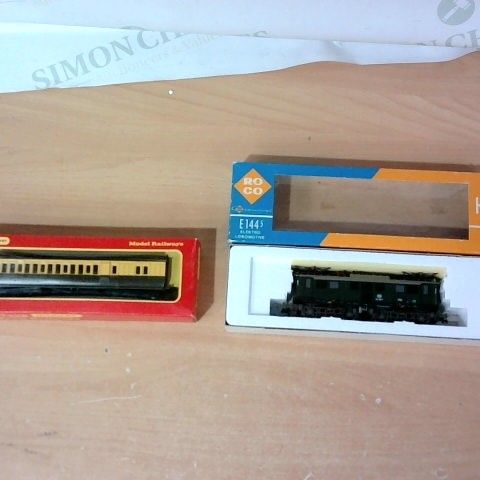 LOT OF 2 ASSORTED MODEL TRAIN CARRIAGES TO INCLUDE TRIANG HORNBY  AND ROCO