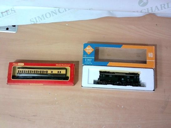 LOT OF 2 ASSORTED MODEL TRAIN CARRIAGES TO INCLUDE TRIANG HORNBY  AND ROCO