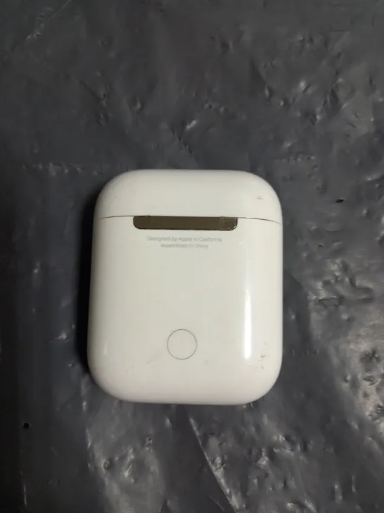 PAIR OF APPLE AIRPODS 2ND GEN IN WHITE