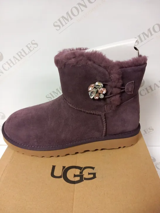 BOXED UGG W MINI BAILEY BUTTON GEM WINT SIZE 7