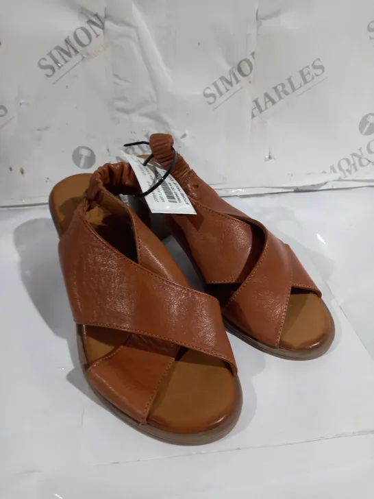 UNBOXED PAIR OF MODA IN PELLE LASSANDRA SANDALS IN TAN SIZE 4