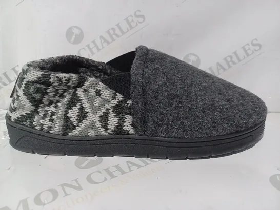 PAIR OF MUK LUKS MENS SLIPPERS IN GREY SIZE 12