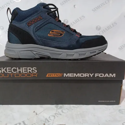 BOXED SKECHERS MEN'S OAK CANYON MID TOP LACE BOOTS, NAVY - SIZE 9