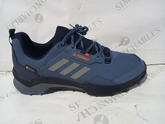 BOXED PAIR OF DESIGNER SHOES IN THE STYLE OF ADIDAS TERREX AX4 GTX IN BLUE/GREY/BLACK UK SIZE 10.5 