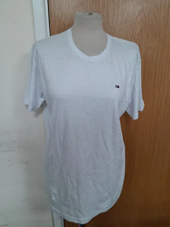 TOMMY HILFIGER SOFT THSIRT IN WHITE DOT PATTERN SIZE L 