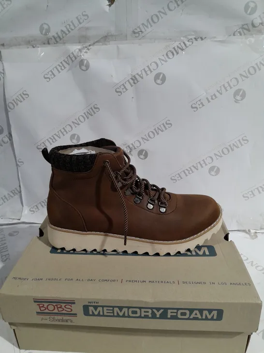 BOXED PAIR OF SKECHERS HIKING BOOTS IN BROWN SIZE 7