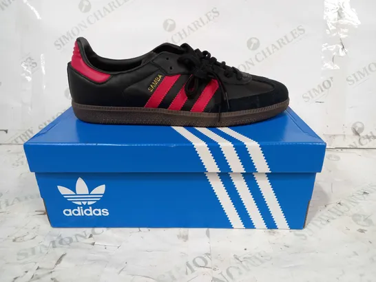 BOXED PAIR OF ADIDAS SAMBA TEAM MANCHESTER UNITED SHOES IN BLACK/RED UK SIZE 10