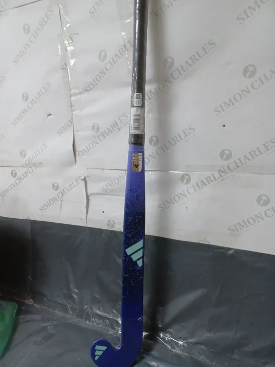 ADIDAS ESTRO.6 LOW BOW HOCKEYSTICK LUCID BLUE ZERO METALIC - 36,5 INCH