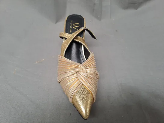 BOXED PAIR OF WEIBENA POINTED TOE HEELED SHOES IN METALLIC GOLD EU SIZE 35