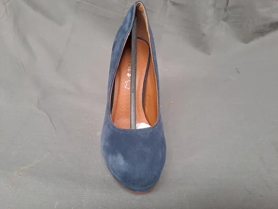 BOX OF APPROXIMATELY 10 PAIRS OF CLARA'S CLOSED TOE HIGH HEEL SLIP-ON SHOES IN NAVY IN VARIOUS SIZES