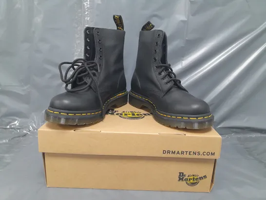 BOXED PAIR OF DR MARTENS 1460 PASCAL ANKLE BOOTS IN BLACK UK SIZE 5