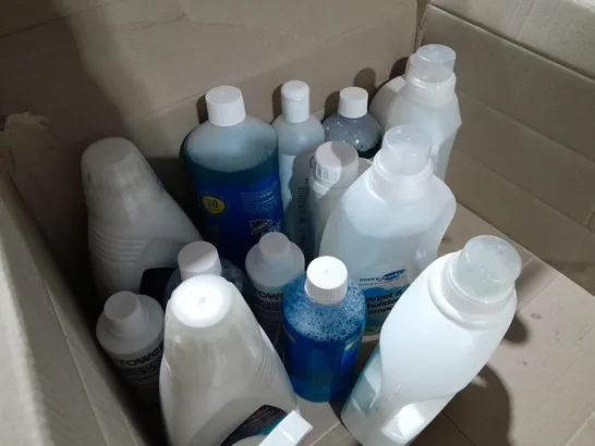 APPROXIMATELY 15 ASSORTED CLEANING PRODUCTS TO INCLUDE TURTLE CARE NON-BIO LIQUID DETERGENT, DAEWOO CARPET AND UPHOLSTERY SHAMPOO BISSELL MULTI-SURFACE FLOOR CLEANING FORMULA ETC.