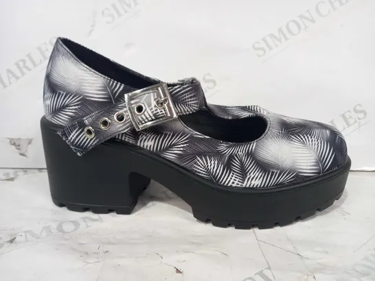 BOXED PAIR OF KOI VEGAN LEATHER LOW BLOCK HEEL CLOSED TOE SHOES IN BLACK/WHITE W. PATTERN UK SIZE 5