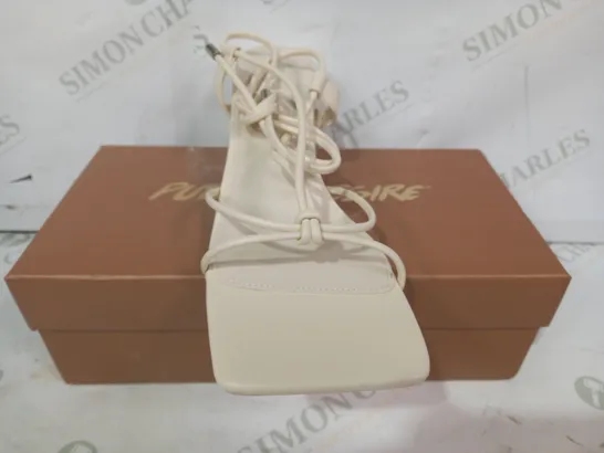 BOXED PAIR OF PUBLIC DESIRE OPEN TOE BLOCK HEEL SANDALS IN CREAM UK SIZE 7