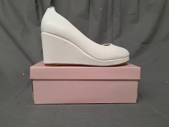 BOXED PAIR OF GUCU FASHION SLIP-ON WEDGES IN WHITE EU SIZE 39