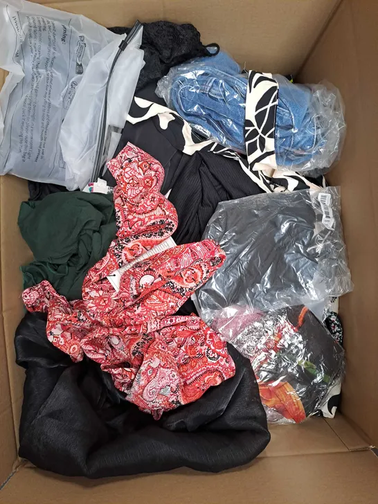 BOX OF APPROXIMATELY 25 ASSORTED CLOTHING ITEMS TO INCLUDE - DRESSES, SLIP, JEANS - ETC