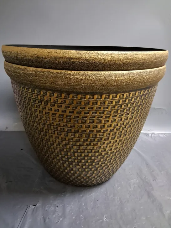 PAIR OF 40CM CROMARTY PLANTERS IN ANTIQUE GOLD