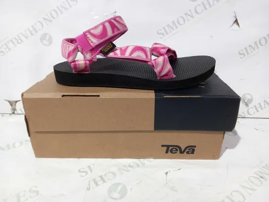 BOXED PAIR OF TEVA VELCRO STRAP SANDALS IN PINK UK SIZE 5