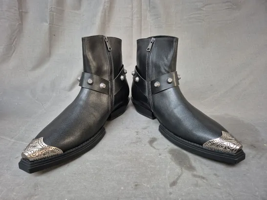 BOXED PAIR OF KOI SOULRENDER MEN'S HARDWARE COWBOY BOOTS IN BLACK/ANTIQUE SILVER SIZE 11