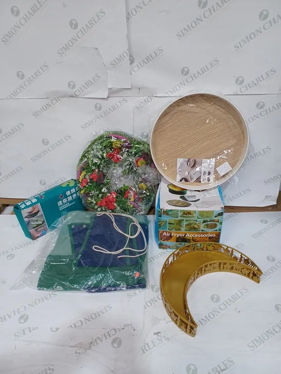 BOX TO CONTAIN APPROXIMATELY 15 ASSORTED HOUSEHOLD PRODUCTS AND GOODS, INCLUDES KITCHEN ITEMS, WREATHE, BAGS ETC