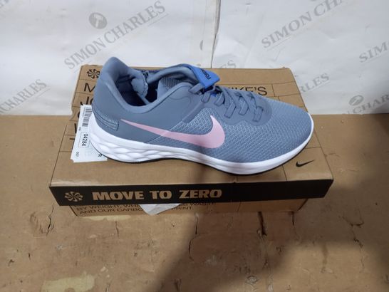 BOXED PAIR OF NIKE GEY/PINK TRAINERS SIZE 5.5 