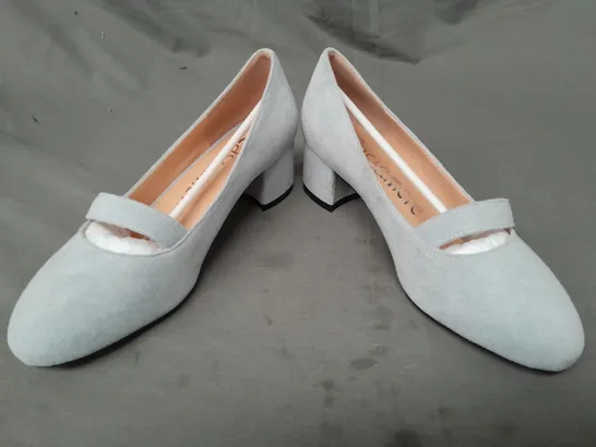 BOXED PAIR OF CASTAMERE CLOSED TOE BLOCK HEEL SHOES IN PALE BLUE EU SIZE 38