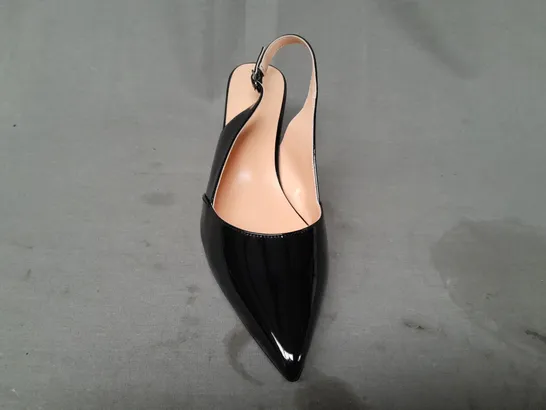 BOXED PAIR OF DESIGNER POINTED TOE SLINGBACK HEELS IN GLOSSY BLACK EU SIZE 40.5