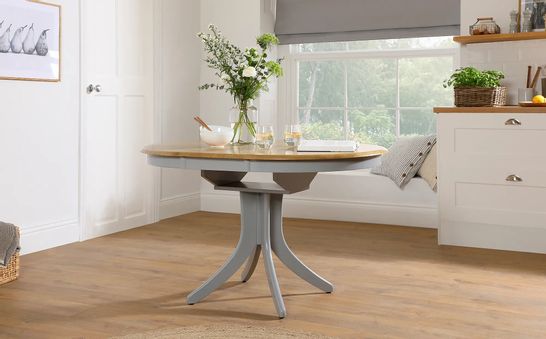 BOXED DESIGNER HUDSON ROUND PAINTED GREY AND OAK 90-120CM EXTENDING DINING TABLE (1 BOX, COMPLETE)