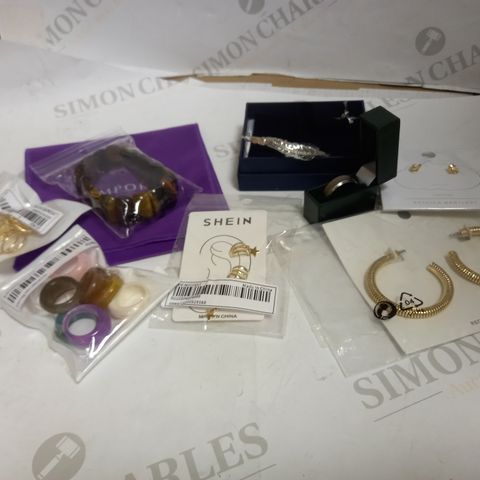 LOT OF APPROXIMATELY 20 JEWELLERY ITEMS, TO INCLUDE EARRINGS, NECKLACES, ETC