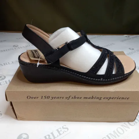 BOXED CUSHION-WALK DIAMANTE SANDALS SIZE 6