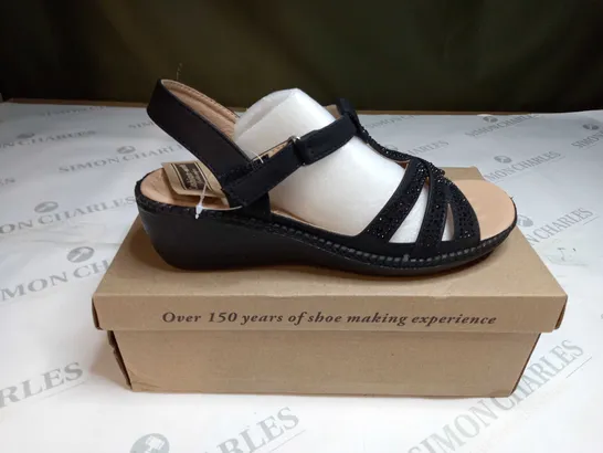 BOXED CUSHION-WALK DIAMANTE SANDALS SIZE 6