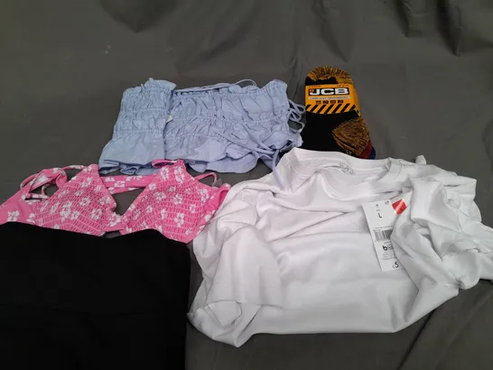 BOX OF APPROXIMATELY 25 ASSORTED CLOTHING ITEMS TO INCLUDE - T-SHIRT , SOCKS , BIKINI TOP ETC