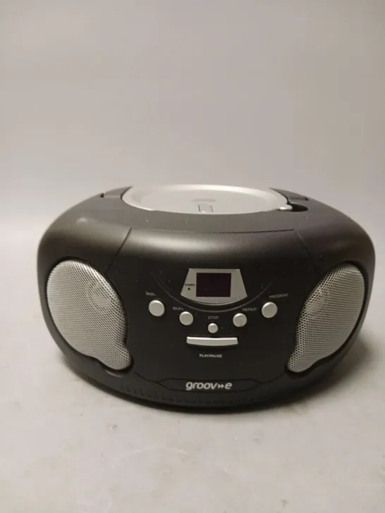 GROOV-E ORIGINAL BOOMBOX PORTABLE CD PLAYER WITH RADIO 