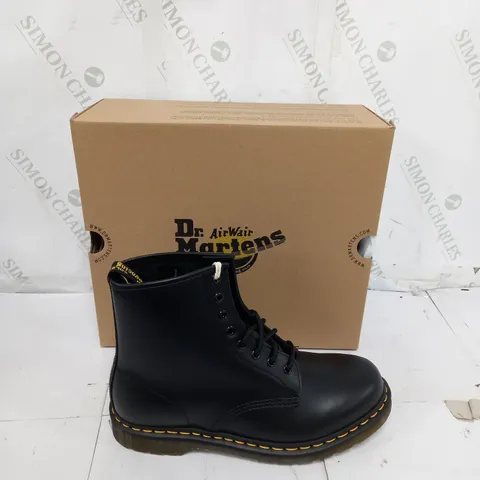 BOXED PAIR OF DR MARTENS BOOTS 1460 BLACK UK 8 