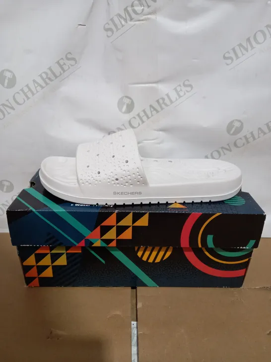 SKECHERS CALI GEAR WHITE EVA MOLD SLIDERS - SIZE 7