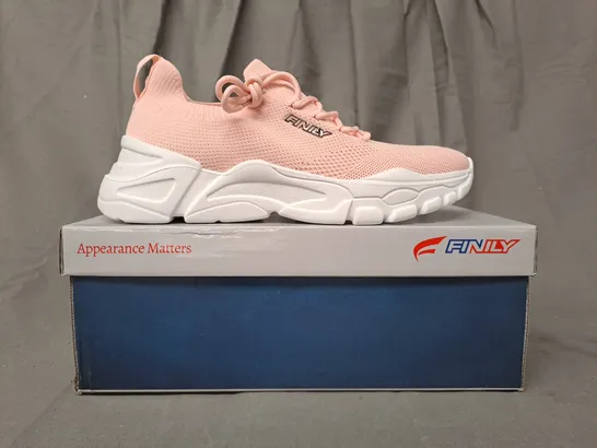 BOXED PAIR OF FINILY WARMUP SHOES IN PINK/WHITE UK SIZE 7