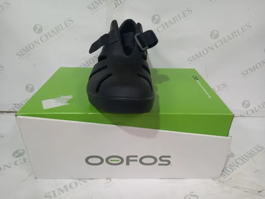 BOXED PAIR OF OOFOS UNISEX SHOES IN BLACK UK SIZE M12/W13