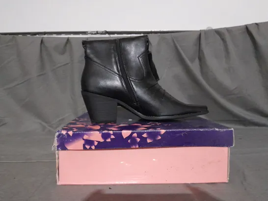 APPROXIMATELY 10 BOXED PAIR OF BOOTS TO INCLUDE SIZE 39EU