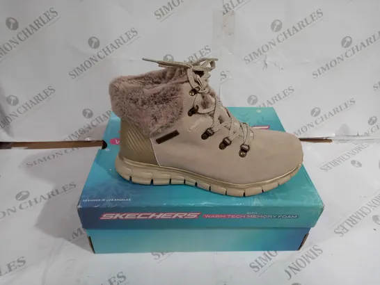 BOXED PAIR OF SKECHERS SYNERGY BOOTS NATURAL SIZE 7