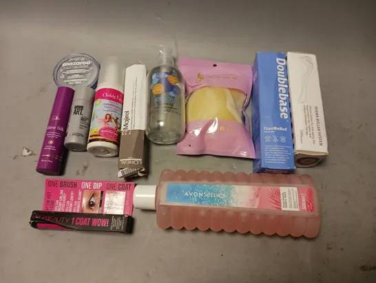 BOX OF APPROXIMATELY 15 COSMETIC ITEMS TO INCLUDE AVON BUBBLE BATH, DERMA ROLLER, AND SHINE SILK 